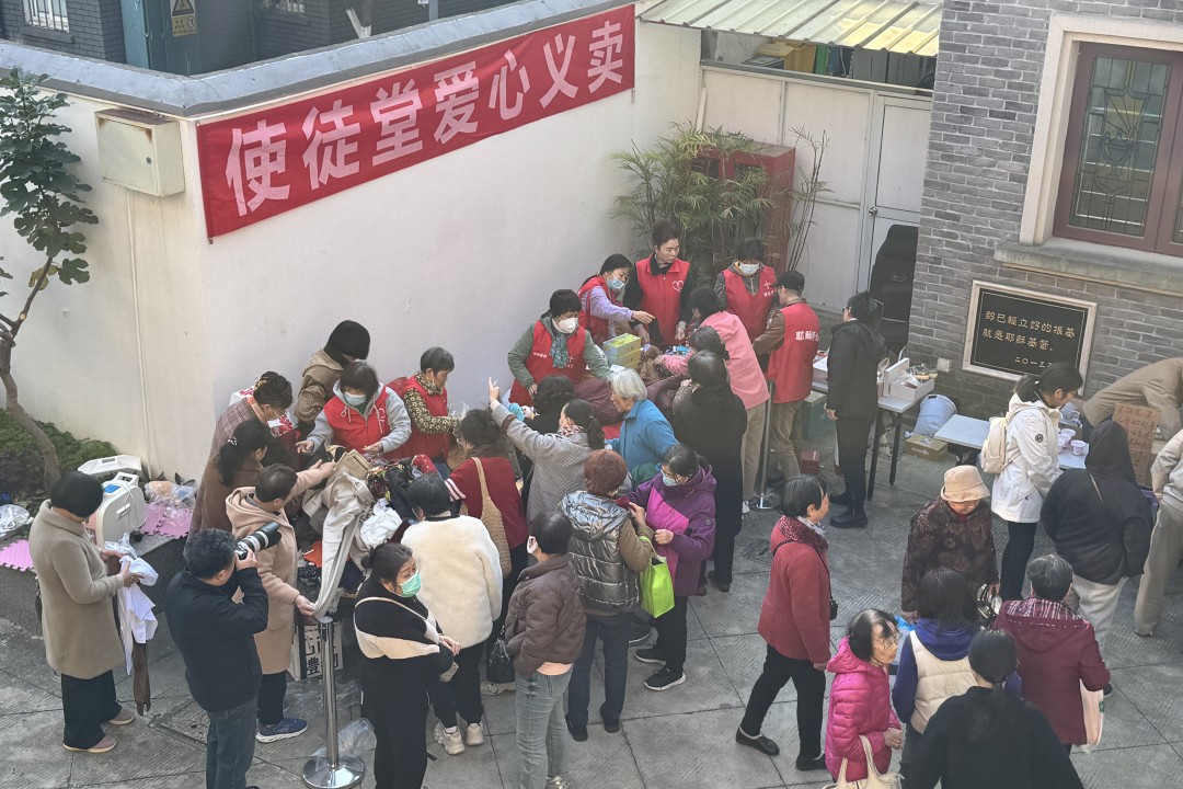 使徒堂在感恩节活动中举办义卖活动.JPG
