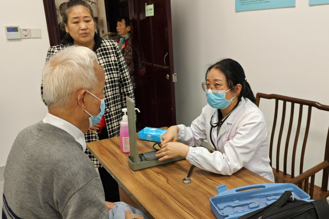 圣约翰堂在感恩节活动中举办义诊活动.jpg