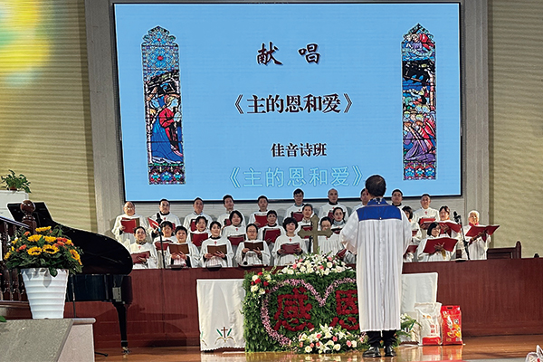 狮山堂诗班在感恩节礼拜中献唱诗歌.jpg