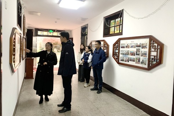 参观图画_副本.jpg
